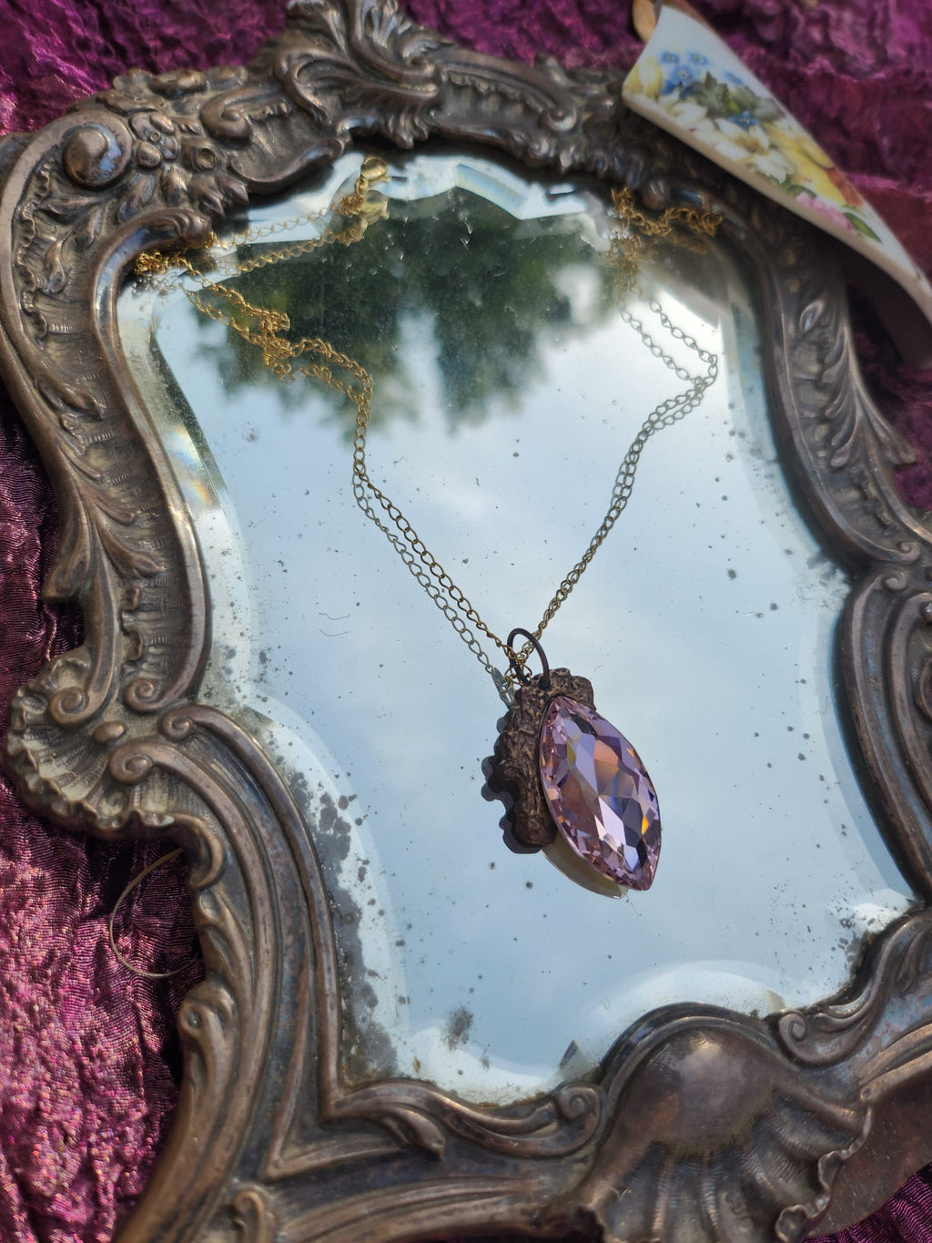 Coleção Barroca Mística – Pendente artesanal em bronze com cristal rosa claro em corte marquise.