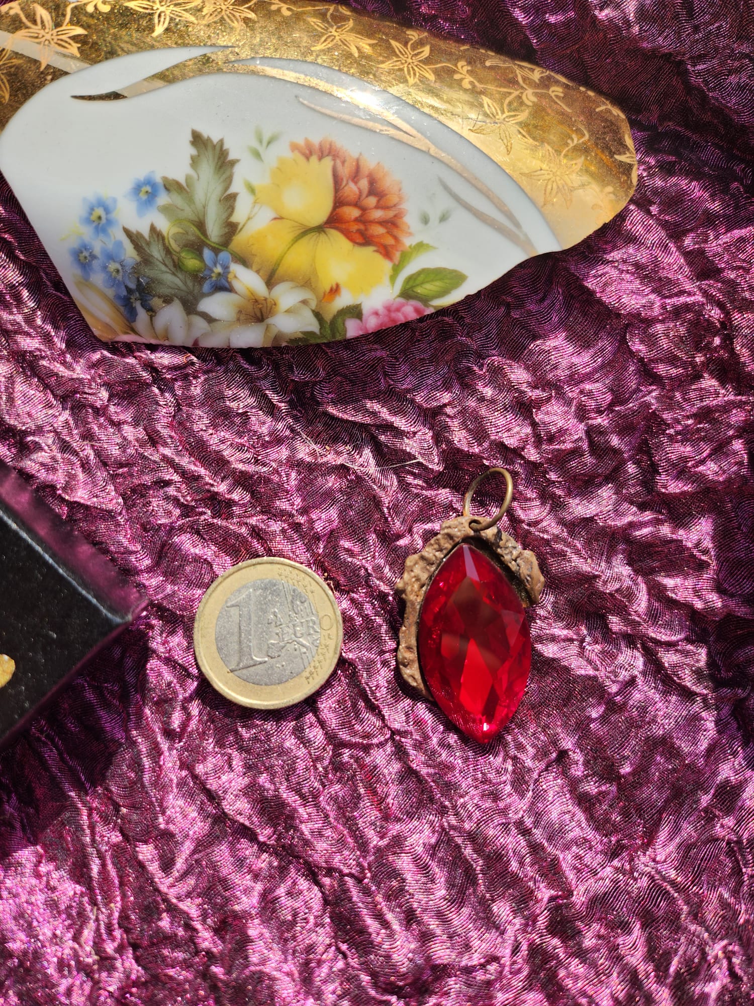 Coleção Barroca Mística – Pendente artesanal em bronze com cristal vermelho lapidado em forma de marquise.