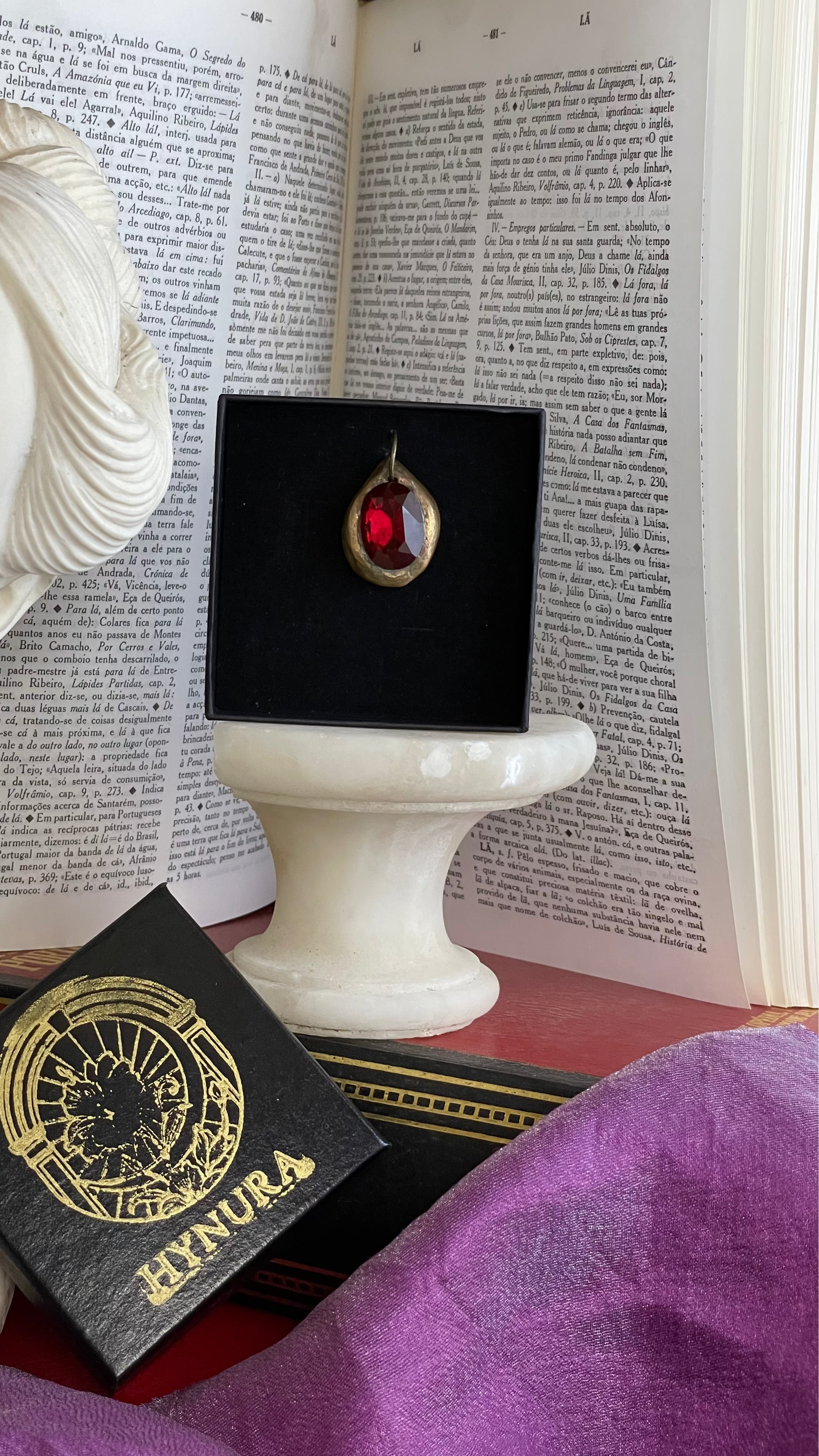 Colgante de bronce hecho a mano con cristal rojo intenso.