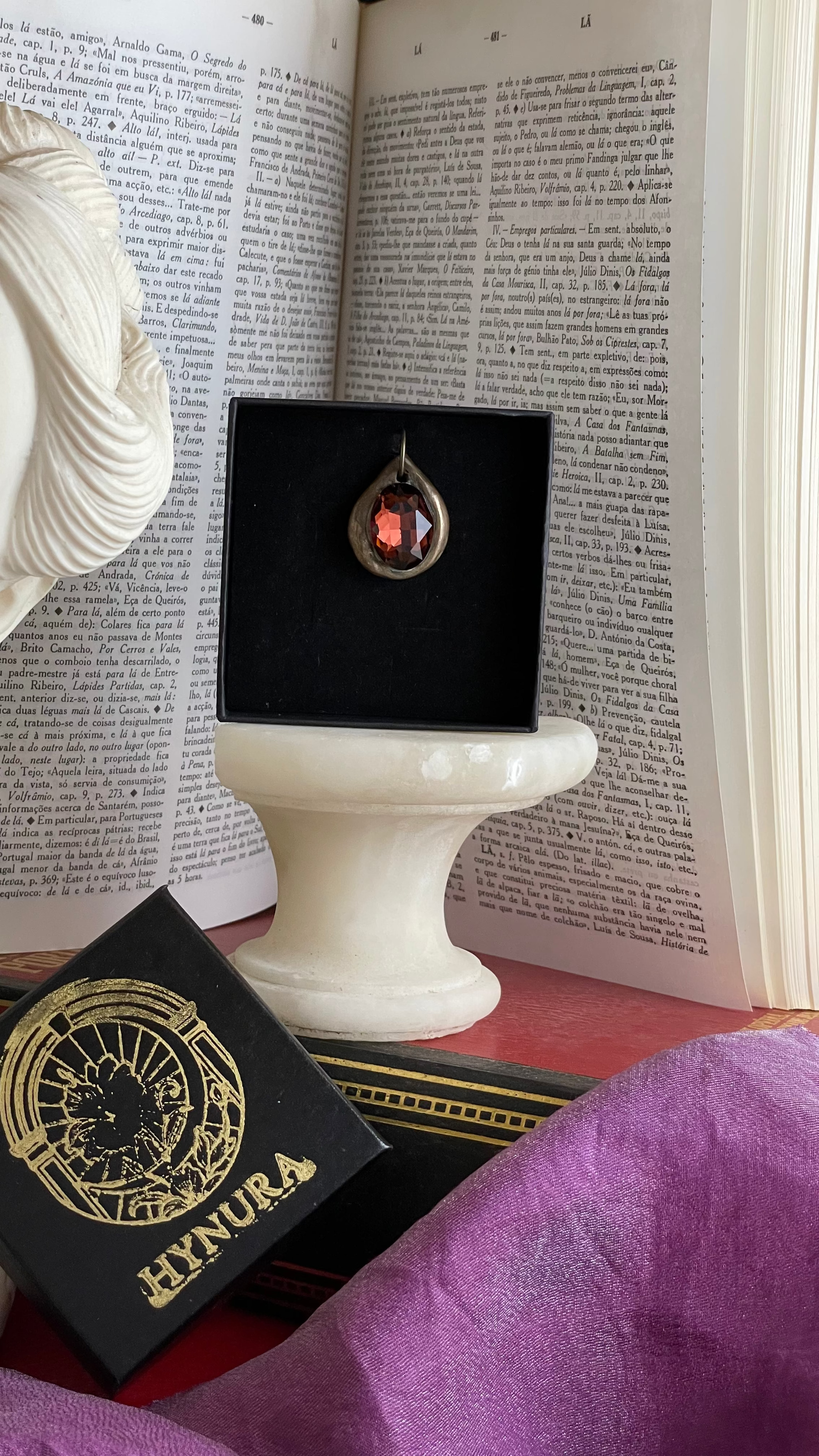 Colgante de bronce hecho a mano con colgante de cristal marrón.