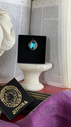Colgante de bronce hecho a mano con cristal azul.