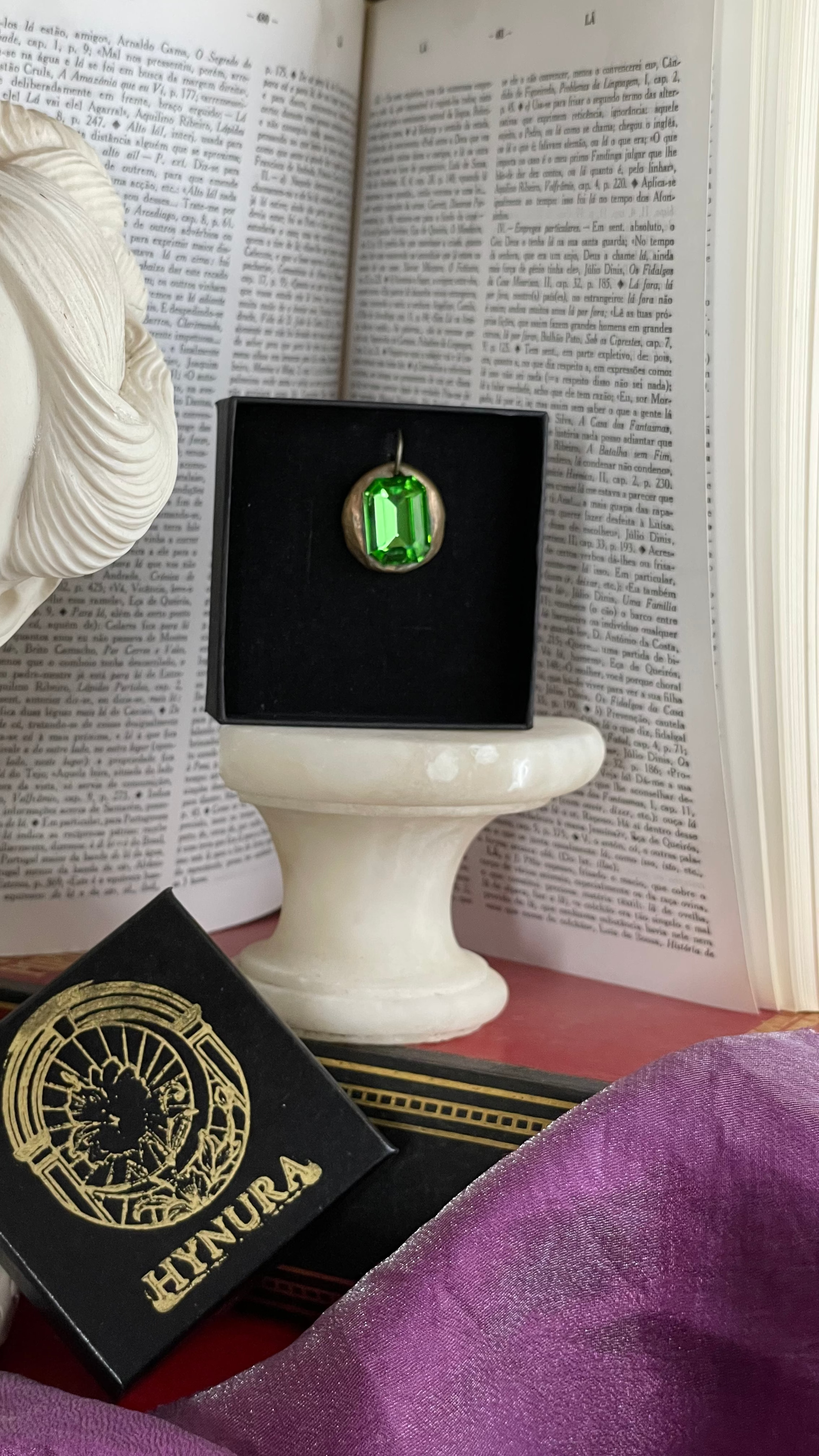 Colgante de esmeralda hecho a mano con colgante de cristal verde.