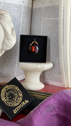 Coleção Barroca Mística – Pendente artesanal em bronze com cristal castanho em forma de lágrima