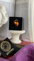 Coleção Barroca Mística – Pendente artesanal em bronze com cristal oval âmbar