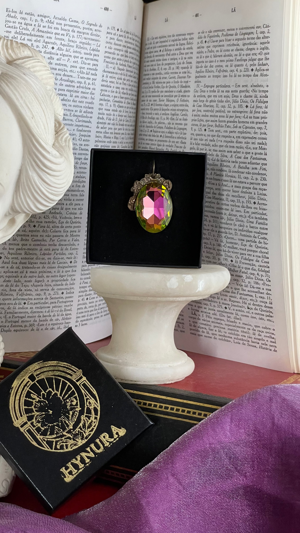 Coleção Barroca Mística – Pendente artesanal em bronze com cristal oval rosa e verde