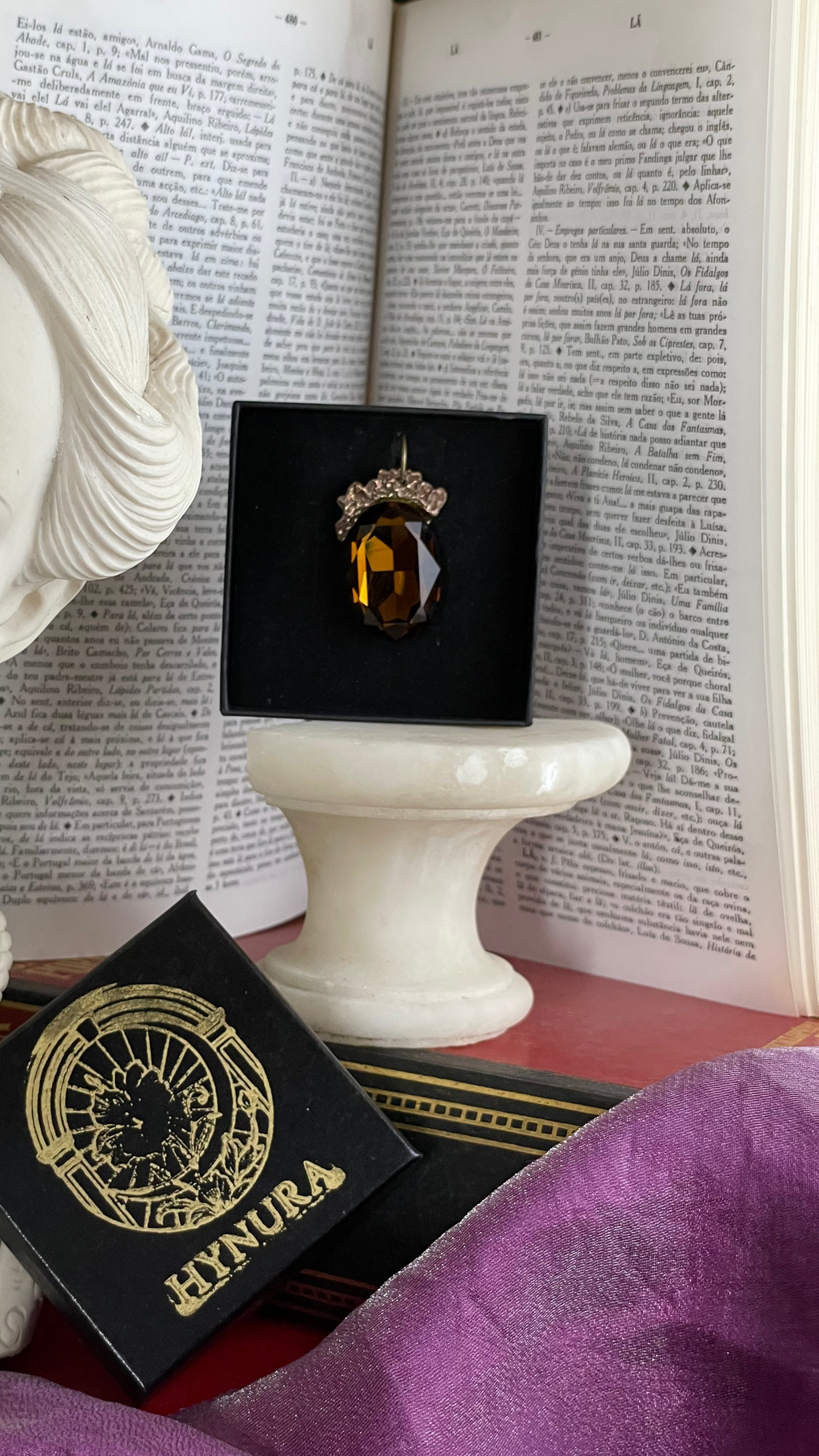 Coleção Barroca Mística – Pendente artesanal em bronze com cristal oval castanho