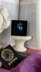 Coleção Barroca Mística – Pendente artesanal em bronze com cristal azul meia-noite em corte marquise