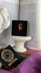 Coleção Barroca Mística – Pendente artesanal em bronze com cristal âmbar lapidado em forma de marquise