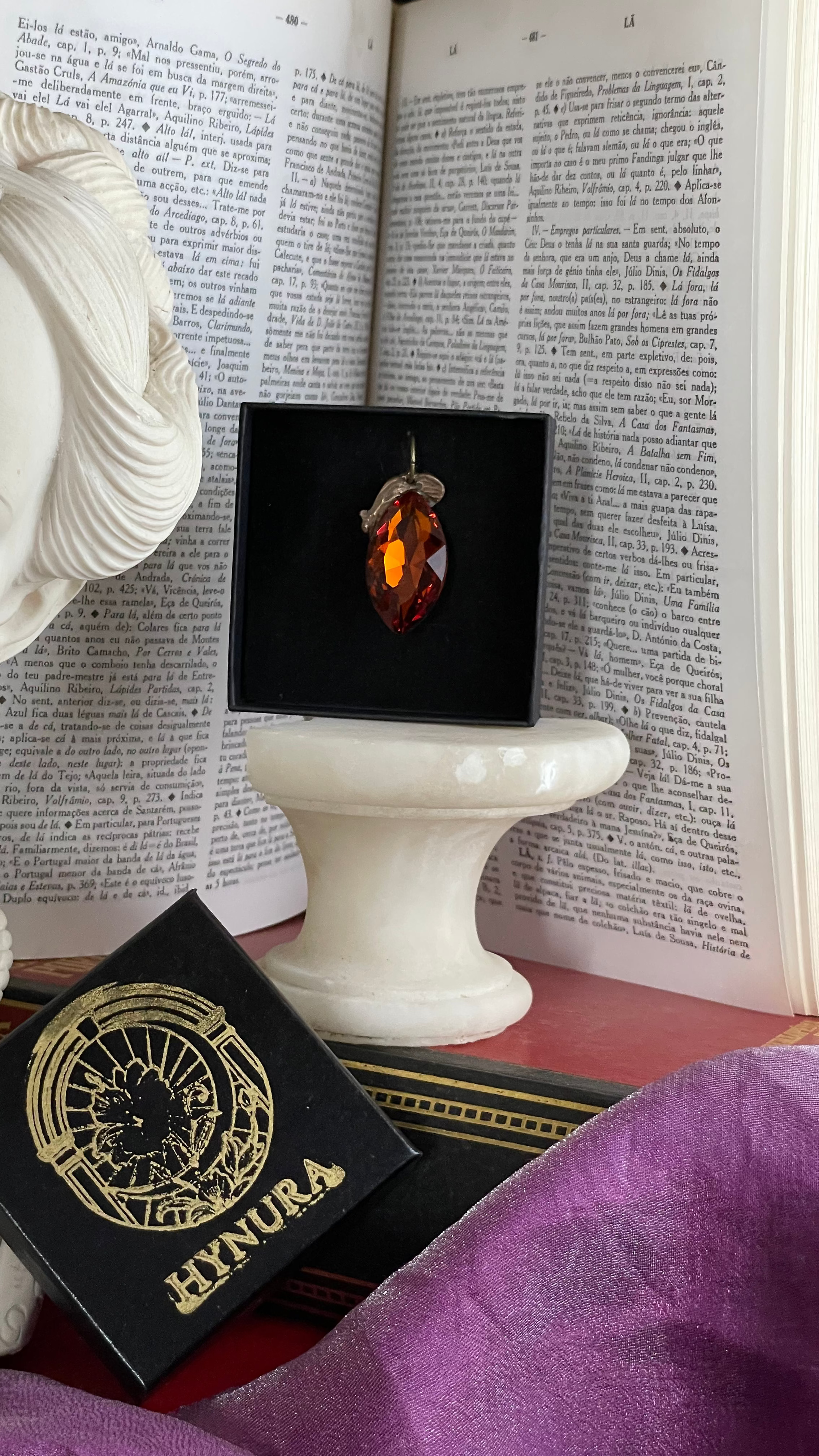 Coleção Barroca Mística – Pendente artesanal em bronze com cristal âmbar lapidado em forma de marquise