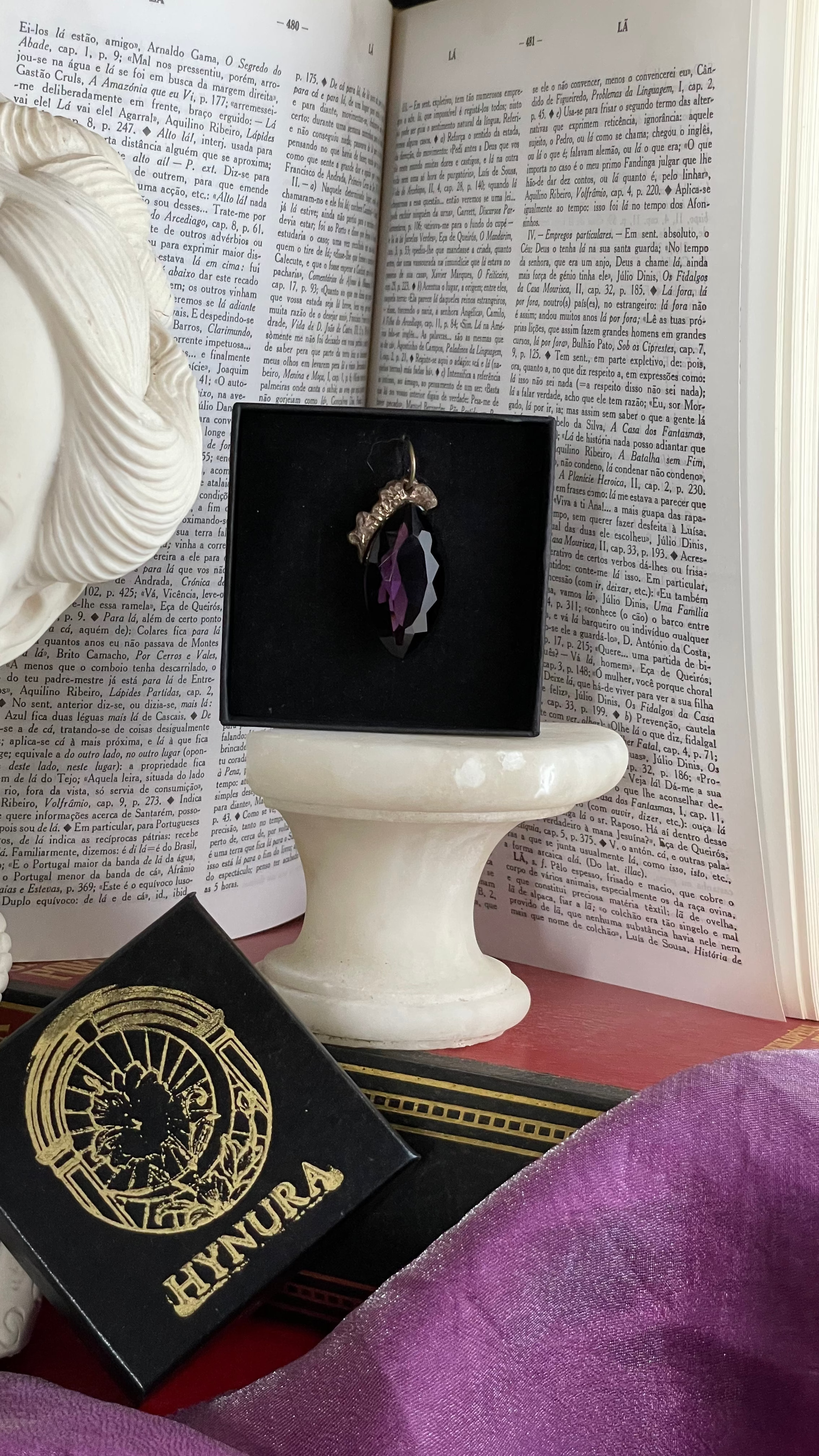 Coleção Barroca Mística – Pendente artesanal em bronze com cristal roxo em corte marquise.