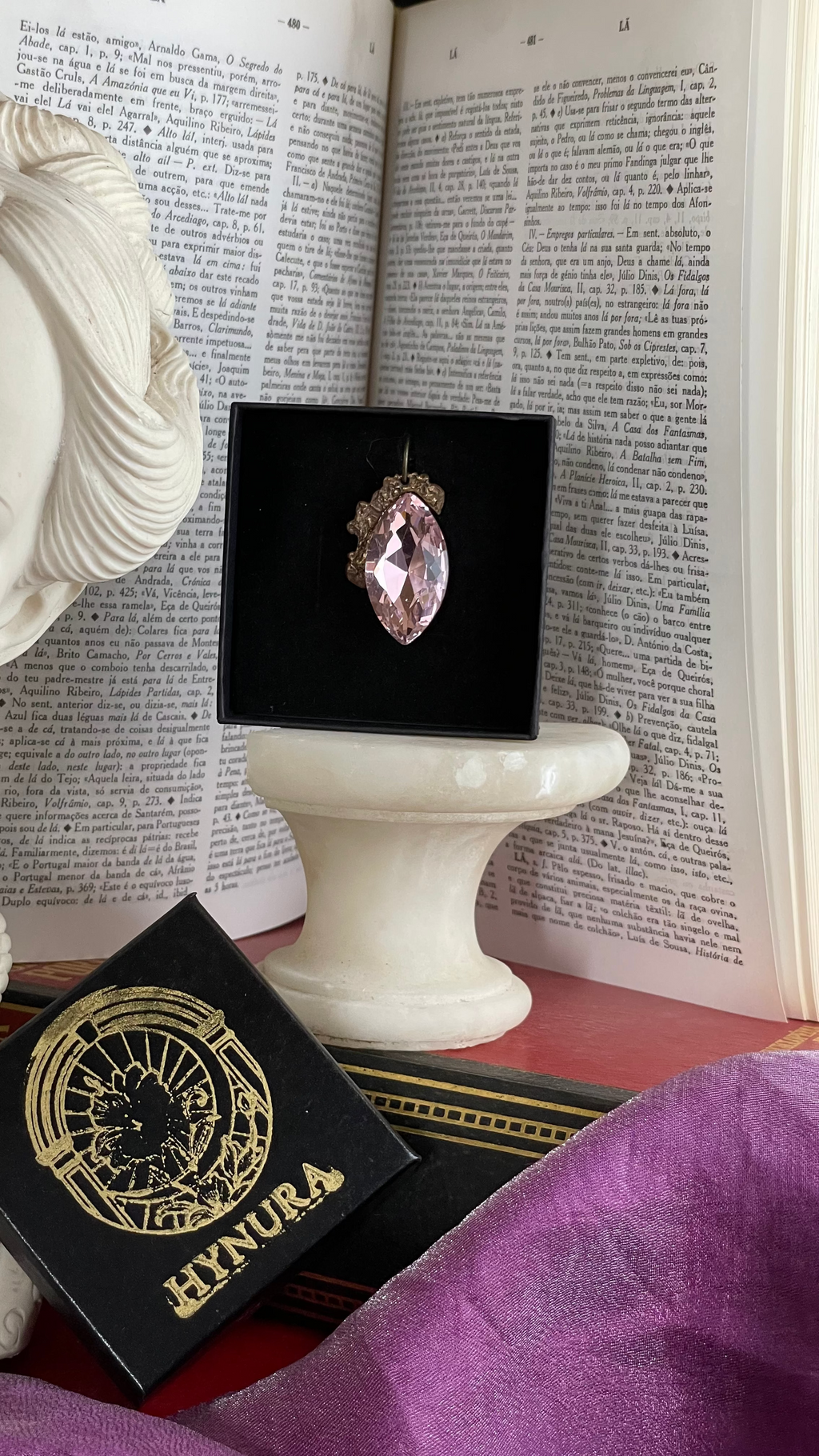 Coleção Barroca Mística – Pendente artesanal em bronze com cristal rosa claro em corte marquise.