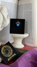 Colección Resonancia Arcana – Colgante de bronce hecho a mano con cristal ovalado azul.