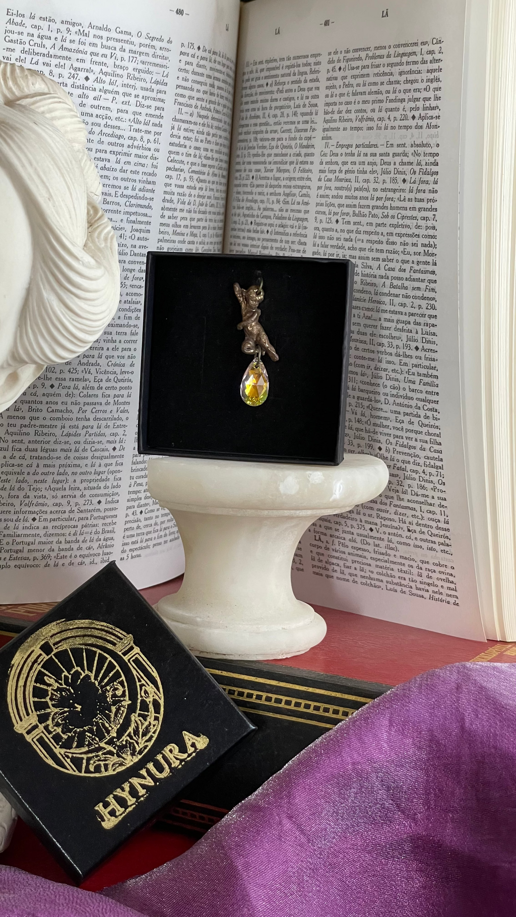 Coleção Ecos do Céu - Pendente Anjo em bronze feito à mão com cristal Aurora