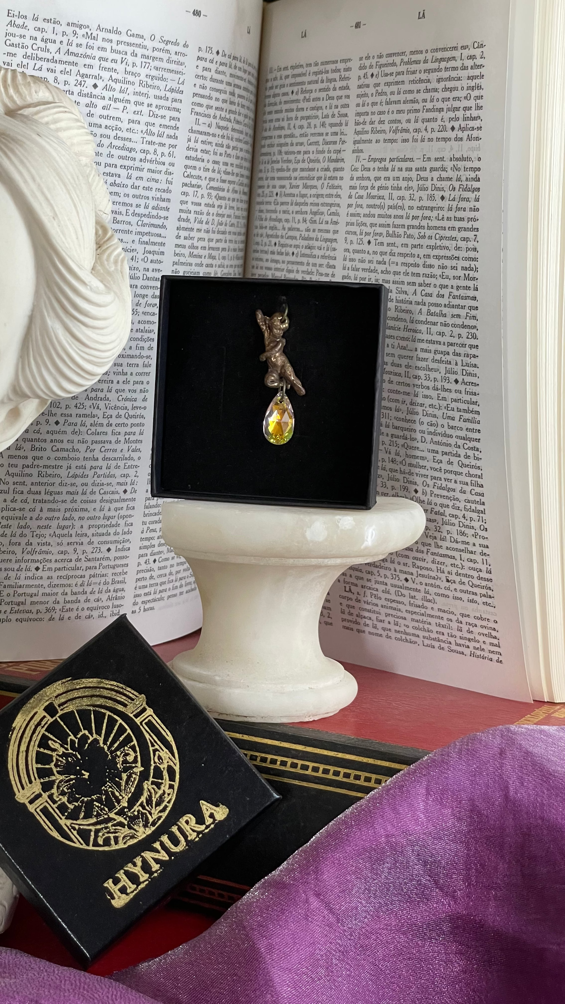 Coleção Ecos do Céu - Pendente Anjo em bronze feito à mão com cristal Aurora