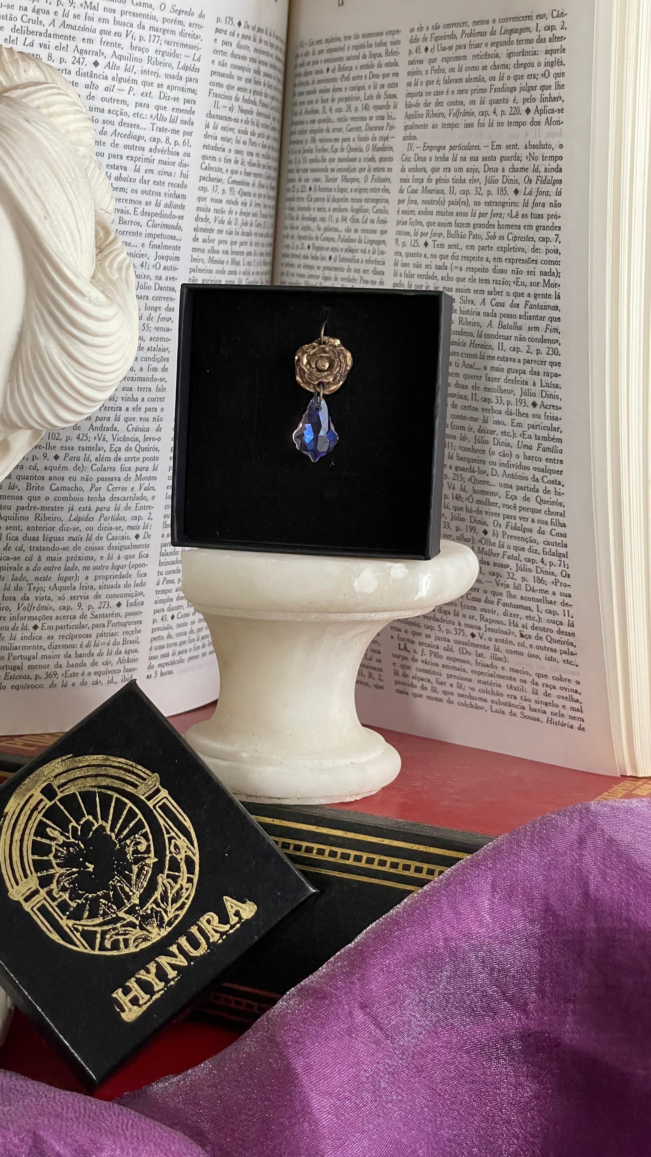 Colección Rosarium - Colgante de rosa de bronce hecho a mano con cristal rosa.