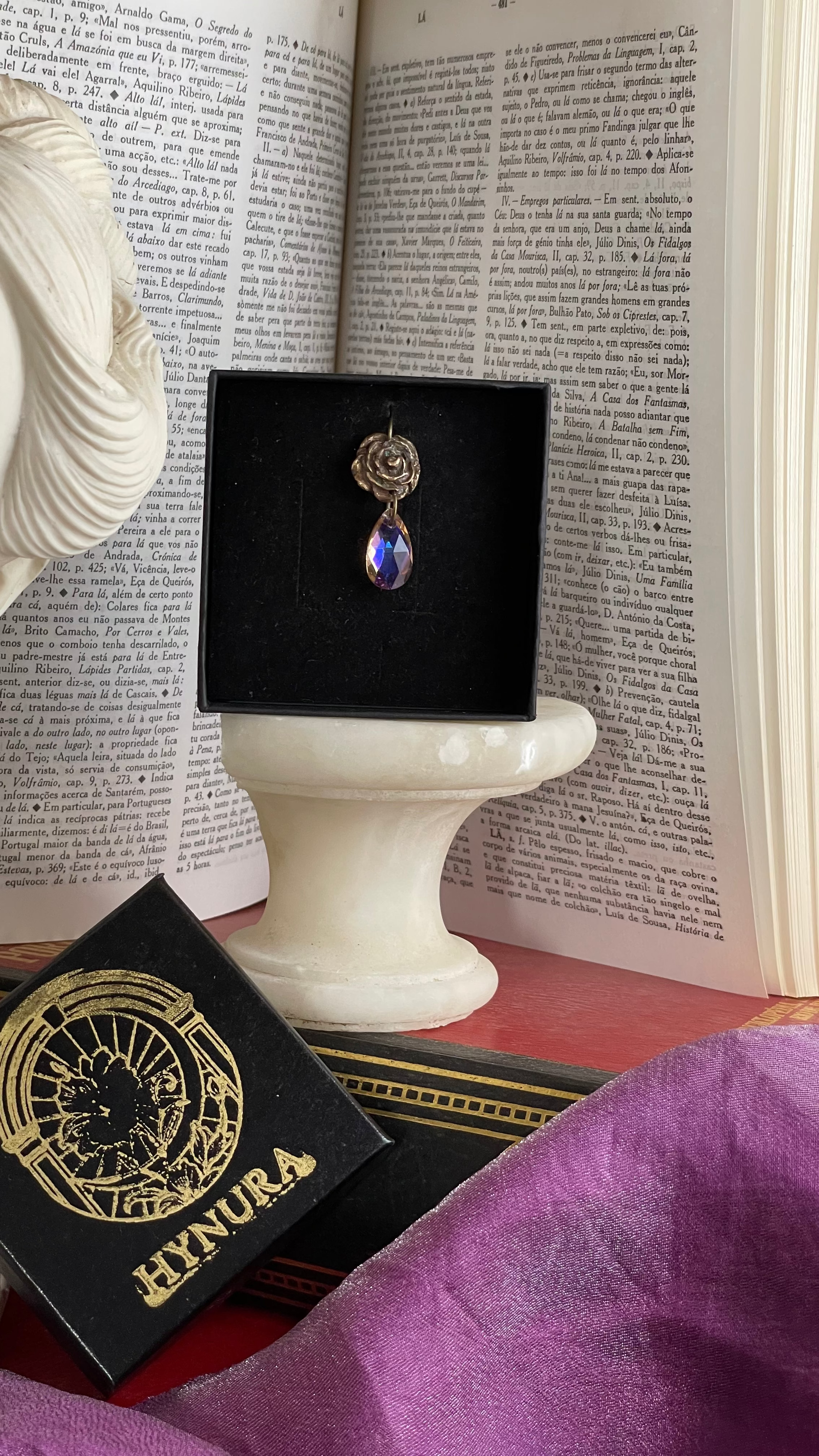 Colección Rosarium - Colgante de rosa de bronce hecho a mano con cristal color salmón.