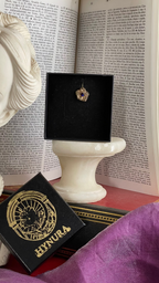 Colección Eternal Bloom – Colgante de flor de bronce hecho a mano con cristal multicolor.