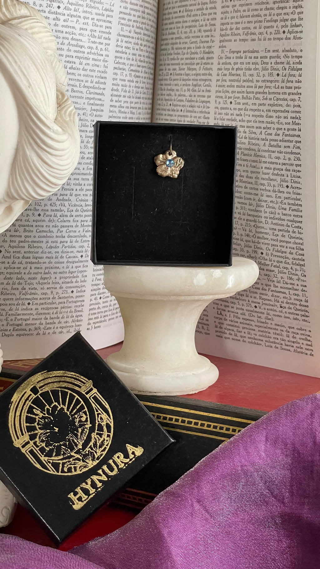 Colección Eternal Bloom – Colgante de flor de bronce hecho a mano con cristal azul claro.