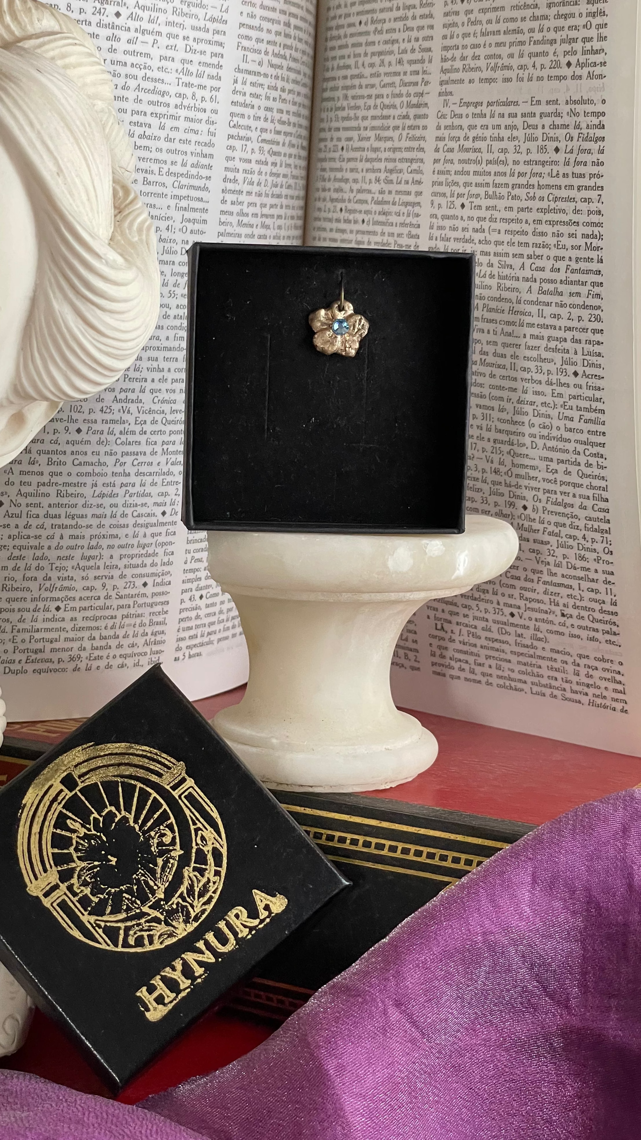 Coleção Flor Eterna – Pendente Flor em Bronze Feito à Mão com Cristal Azul Claro