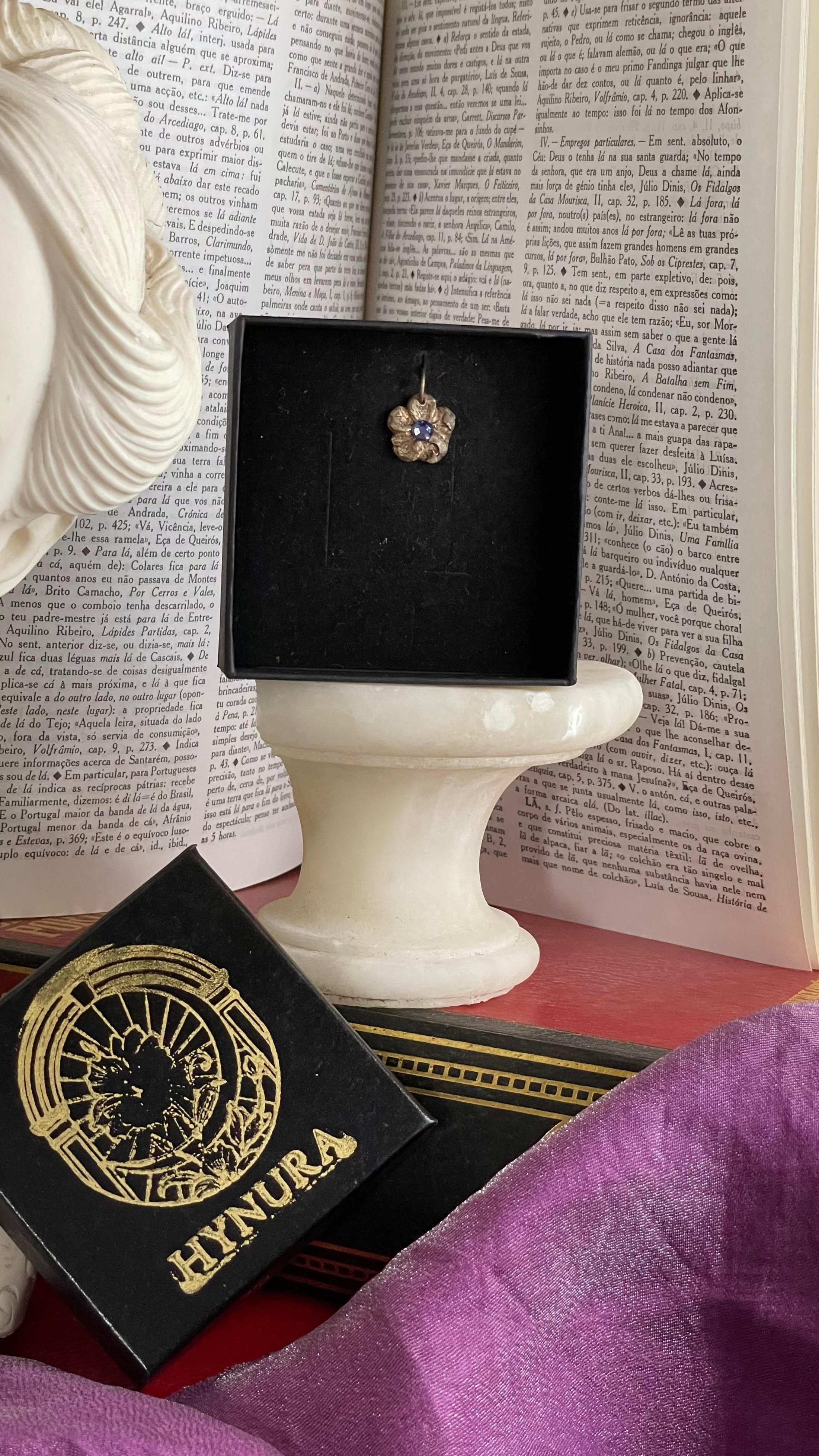 Coleção Flor Eterna – Pendente Flor em Bronze Feito à Mão com Cristal Tanzanita