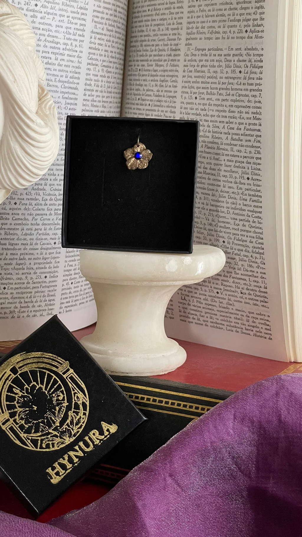 Colección Eternal Bloom – Colgante de flor de bronce hecho a mano con cristal azul real.