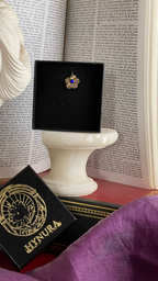 Colección Eternal Bloom – Colgante de flor de bronce hecho a mano con cristal azul real.