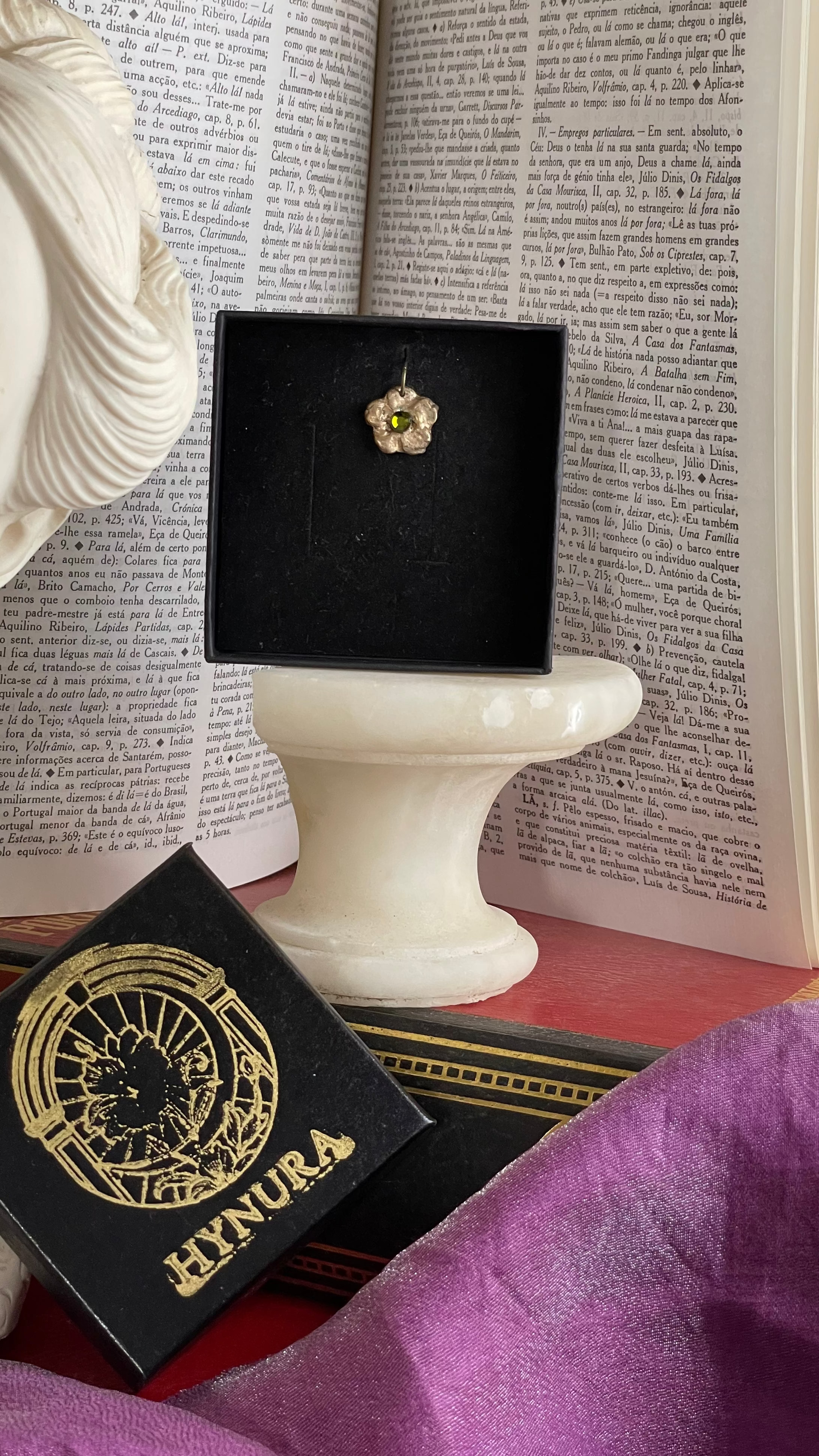 Coleção Flor Eterna – Pendente Flor em Bronze Feito à Mão com Cristal Verde