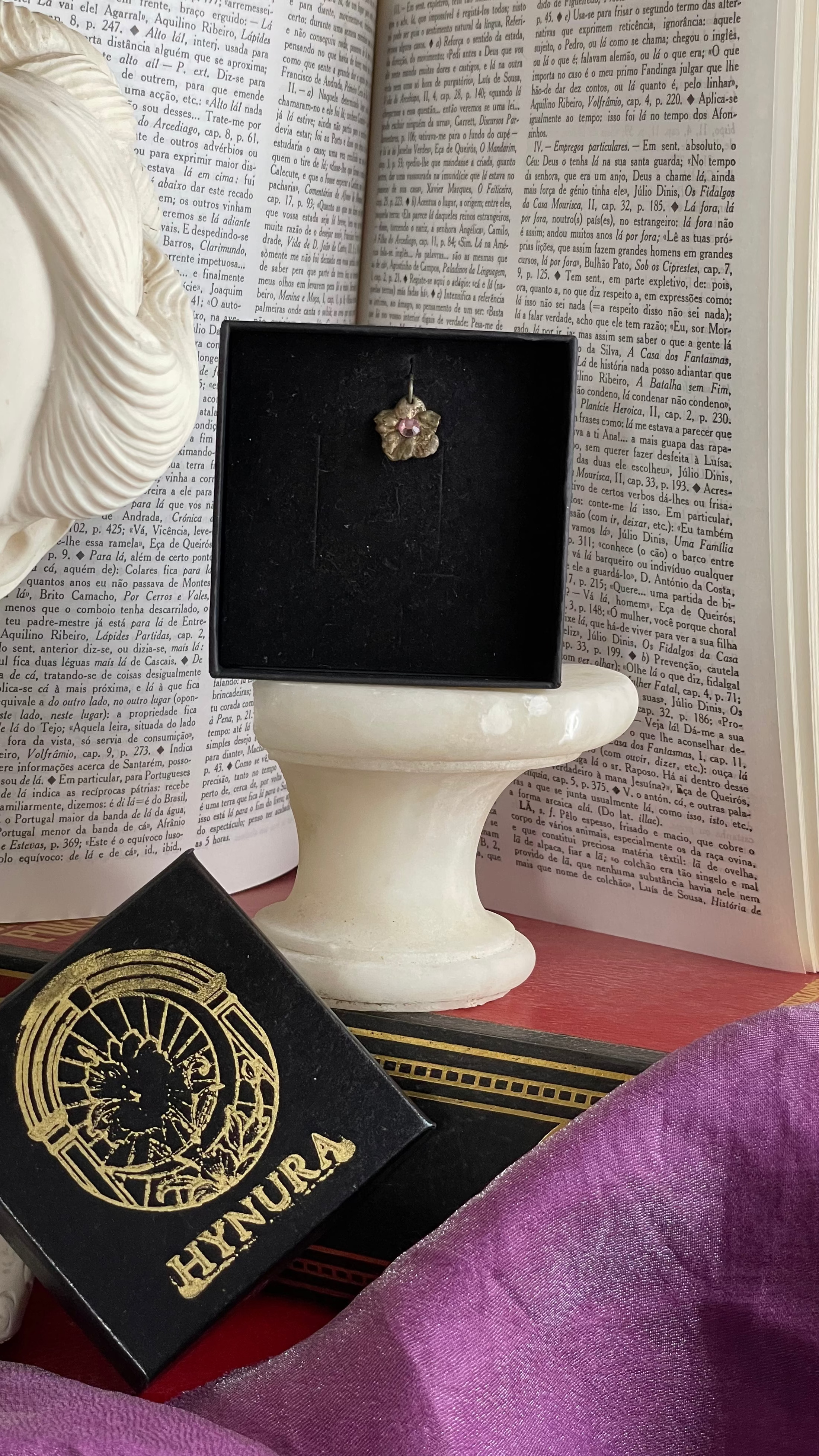 Coleção Flor Eterna – Pendente Flor em Bronze Feito à Mão com Cristal Rosa Claro