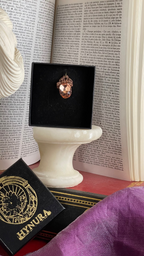 Coleção Ressonância Arcana – Pendente artesanal em cobre com cristal oval salmão