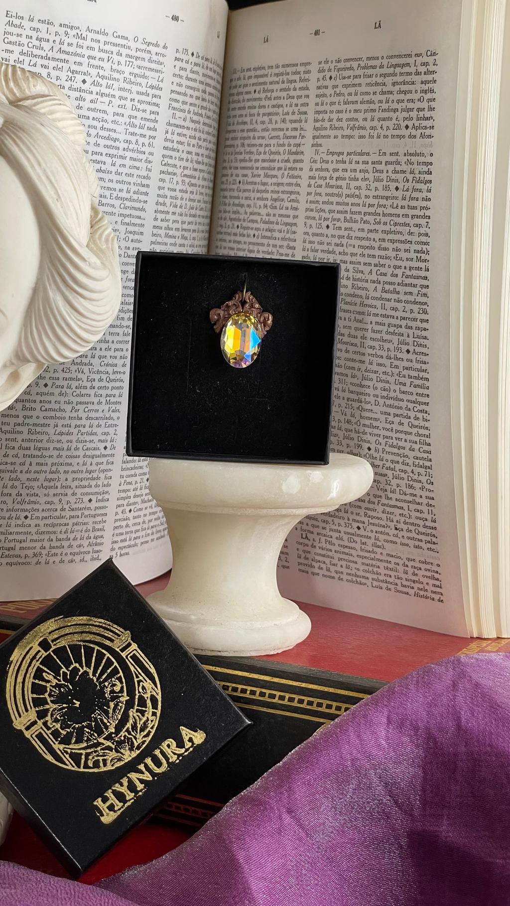 Coleção Ressonância Arcana – Pendente de cobre feito à mão com cristal oval iridescente