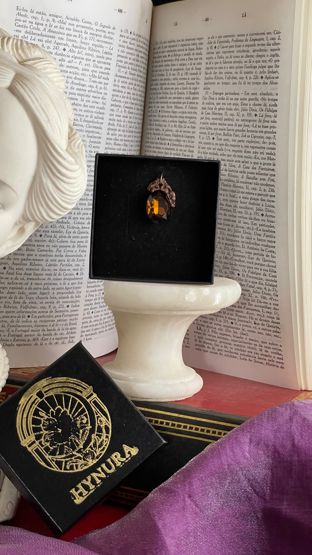 Colección Resonancia Arcana – Colgante de cobre hecho a mano con cristal ovalado marrón