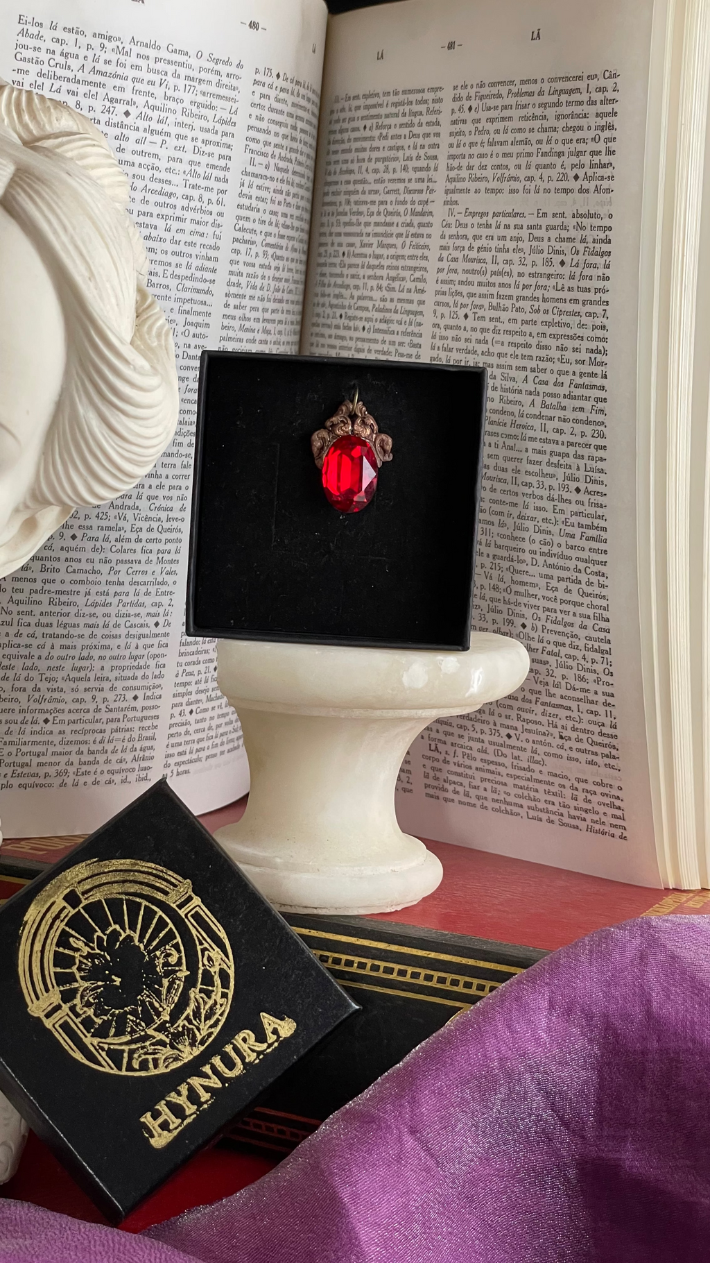 Colección Resonancia Arcana – Colgante de cobre hecho a mano con cristal ovalado rojo