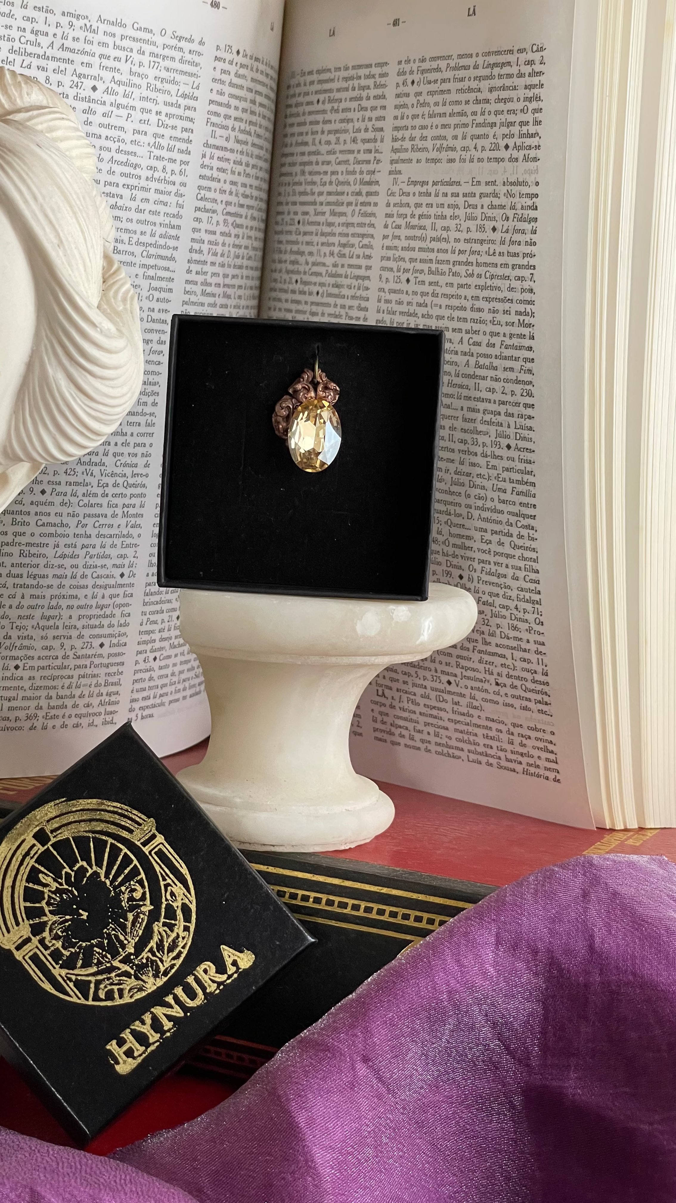 Coleção Ressonância Arcana – Pendente artesanal em cobre com cristal oval âmbar claro