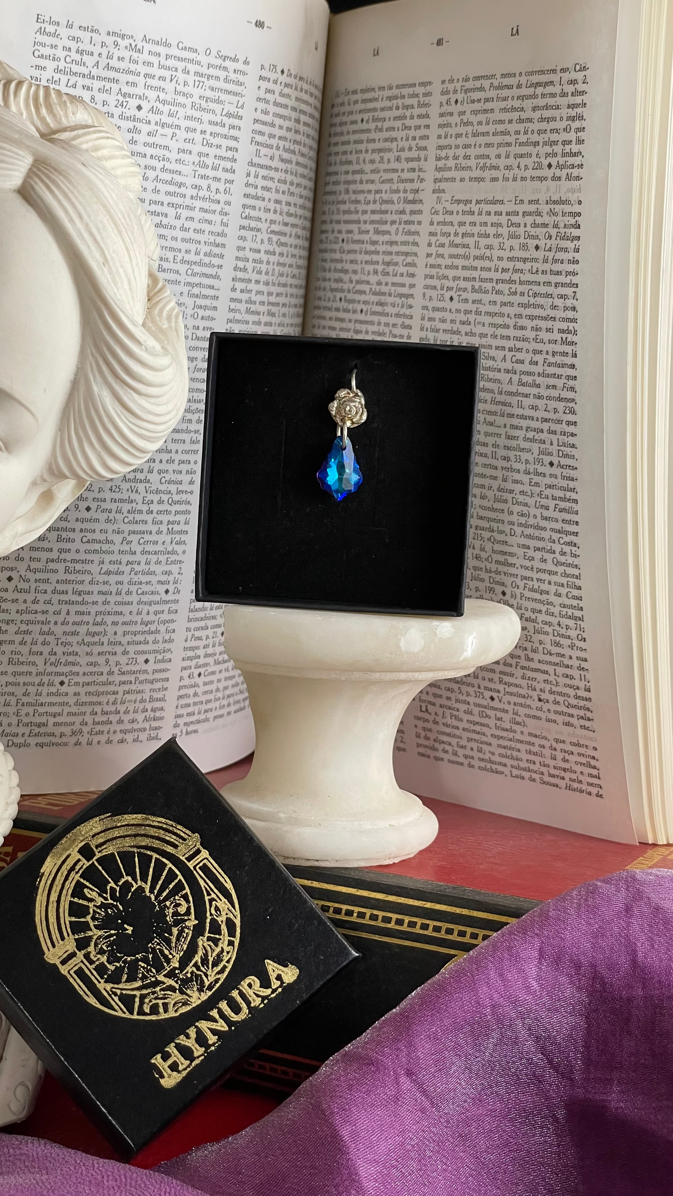 Colección Rosarium - Colgante de rosa hecho a mano en plata 999 con cristal azul zafiro intenso.