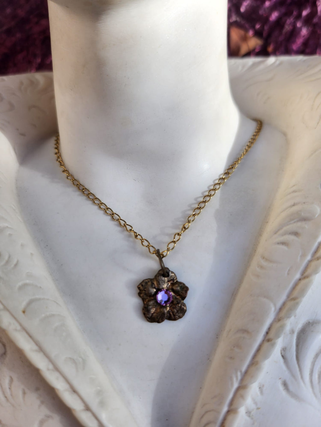 Colección Eternal Bloom – Colgante de flor de bronce hecho a mano con cristal rosa claro.