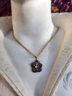 Colección Eternal Bloom – Colgante de flor de bronce hecho a mano con cristal rosa claro.