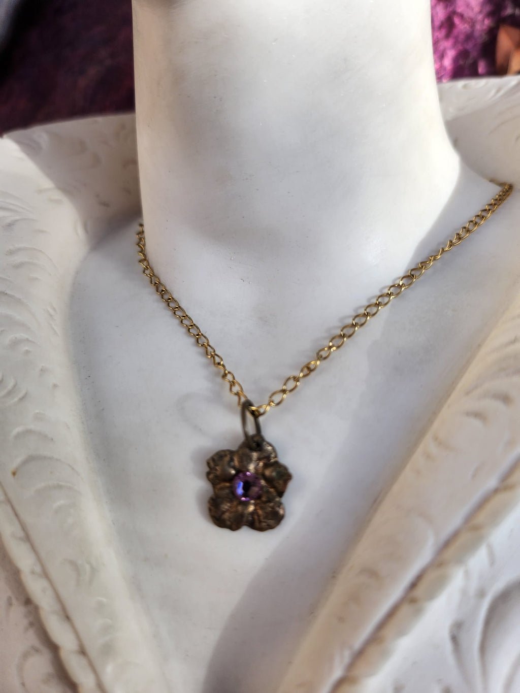 Colección Eternal Bloom – Colgante de flor de bronce hecho a mano con cristal rosa claro.