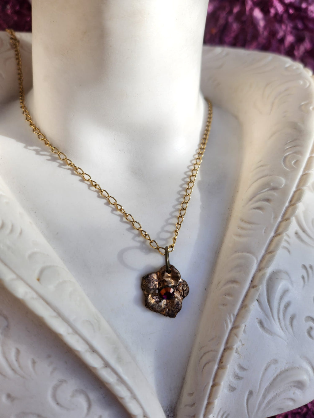 Colección Eternal Bloom – Colgante de flor de bronce hecho a mano con cristal multicolor.