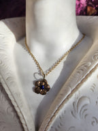 Colección Eternal Bloom – Colgante de flor de bronce hecho a mano con cristal azul real.