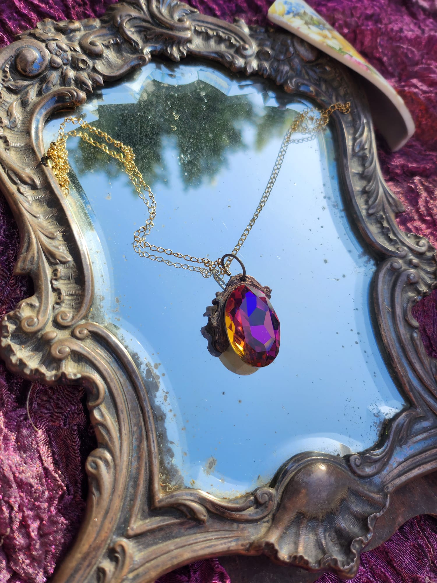 Colección Barroco Místico – Colgante de bronce hecho a mano con cristal ovalado fucsia.