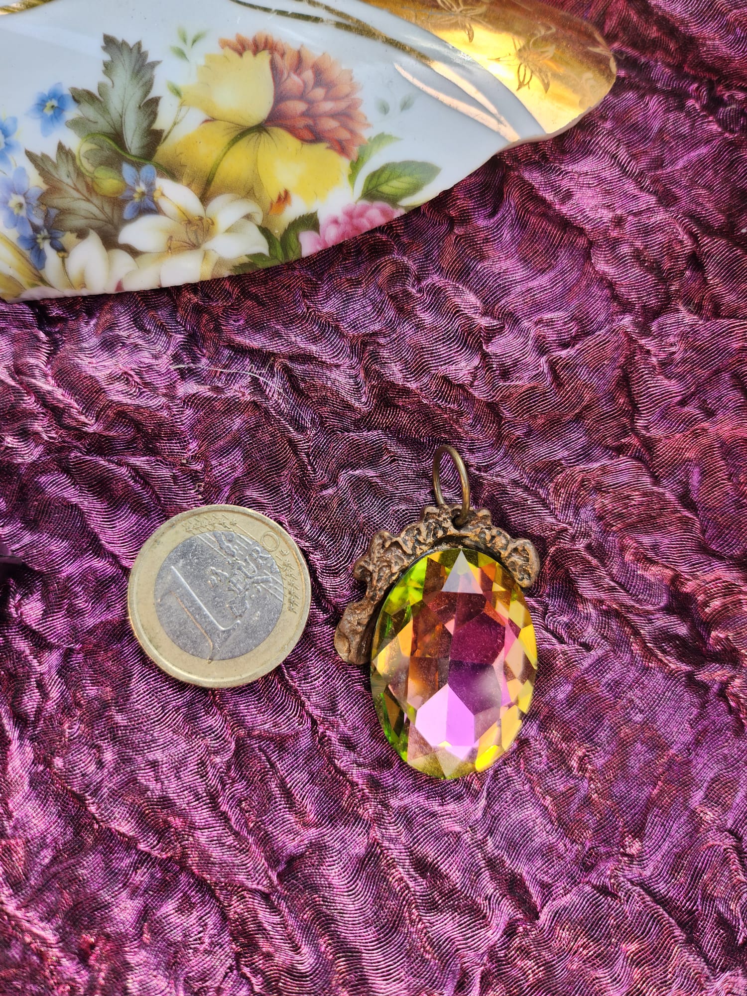 Coleção Barroca Mística – Pendente artesanal em bronze com cristal oval rosa e verde