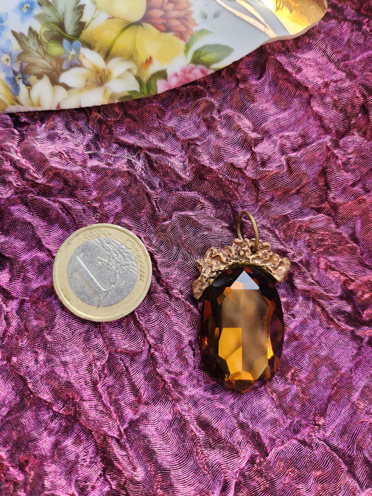 Colección Barroco Místico – Colgante de bronce hecho a mano con cristal ovalado marrón