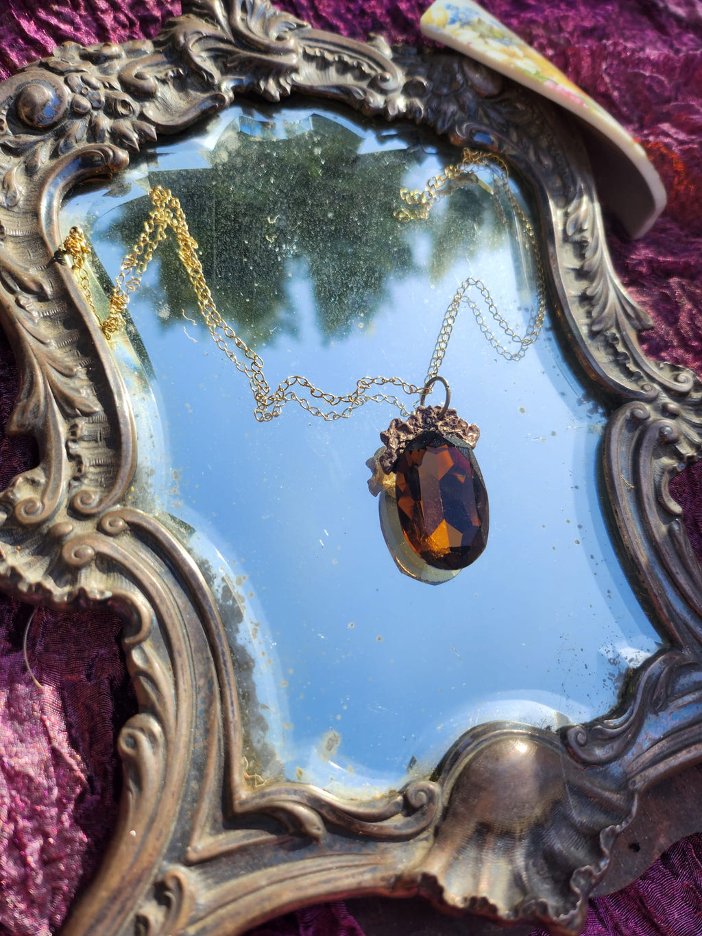 Coleção Barroca Mística – Pendente artesanal em bronze com cristal oval castanho