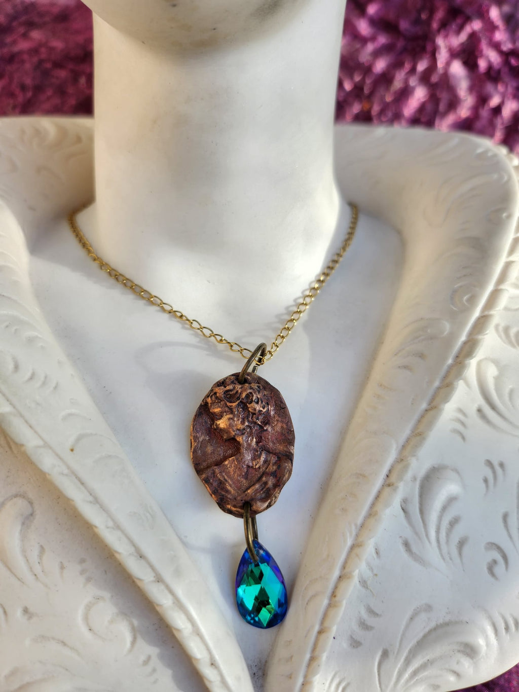 Medallón romano de bronce hecho a mano con cristal azul océano.