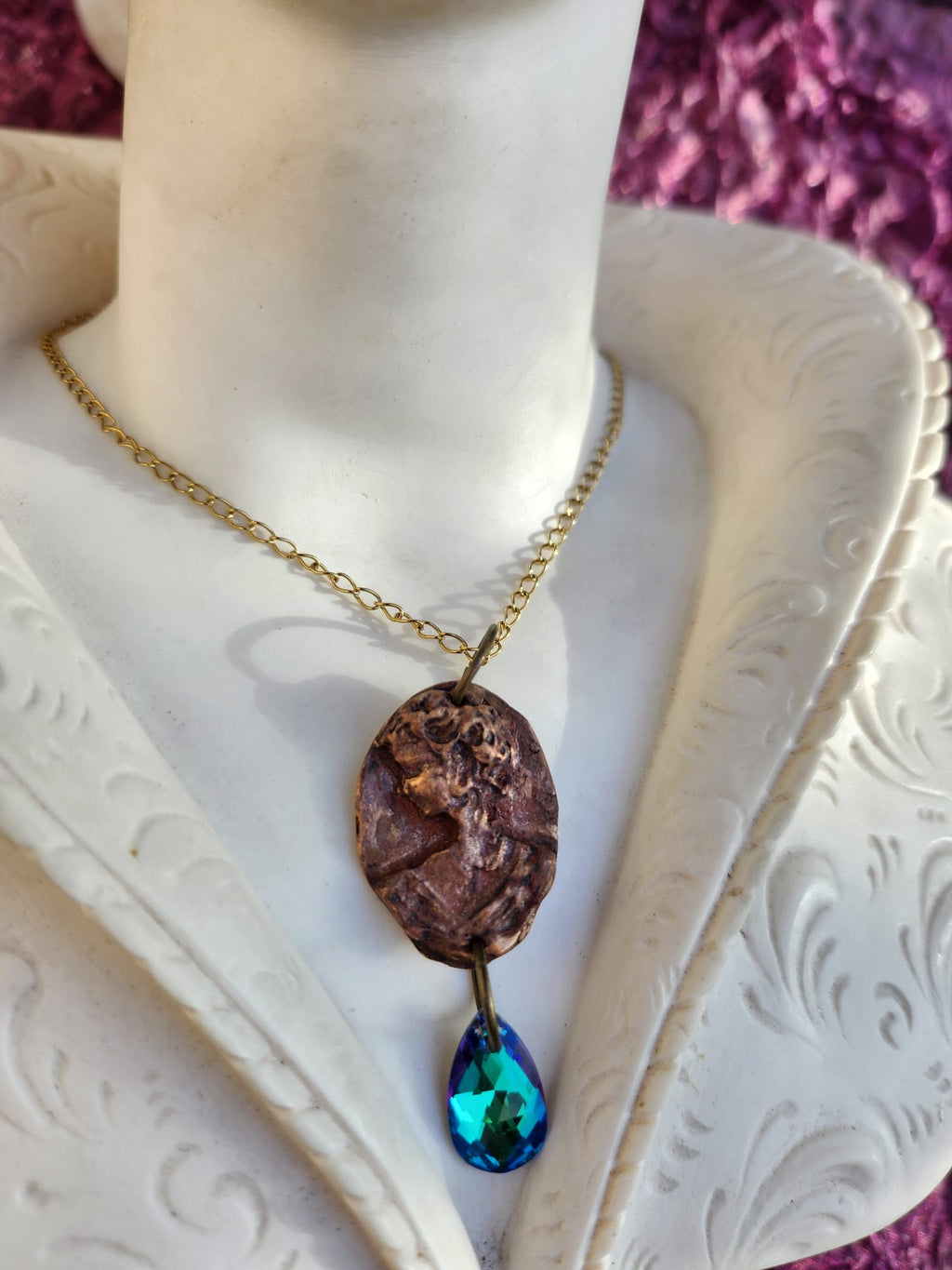 Medallón romano de bronce hecho a mano con cristal azul océano.