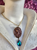 Medallón romano de bronce hecho a mano con cristal azul océano.