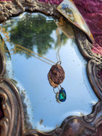 Medallón romano de bronce hecho a mano con cristal azul océano.