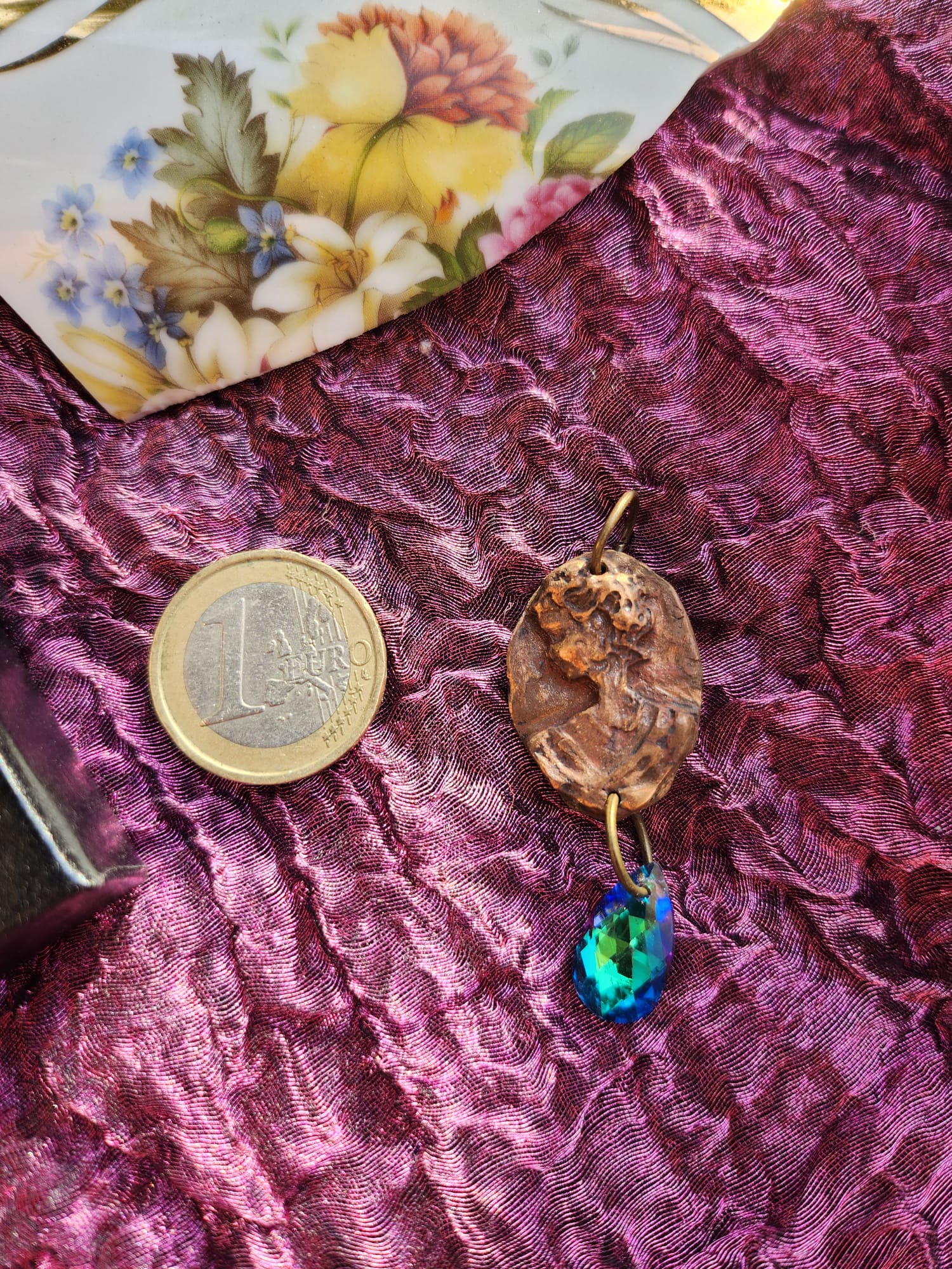 Medallón romano de bronce hecho a mano con cristal azul océano.