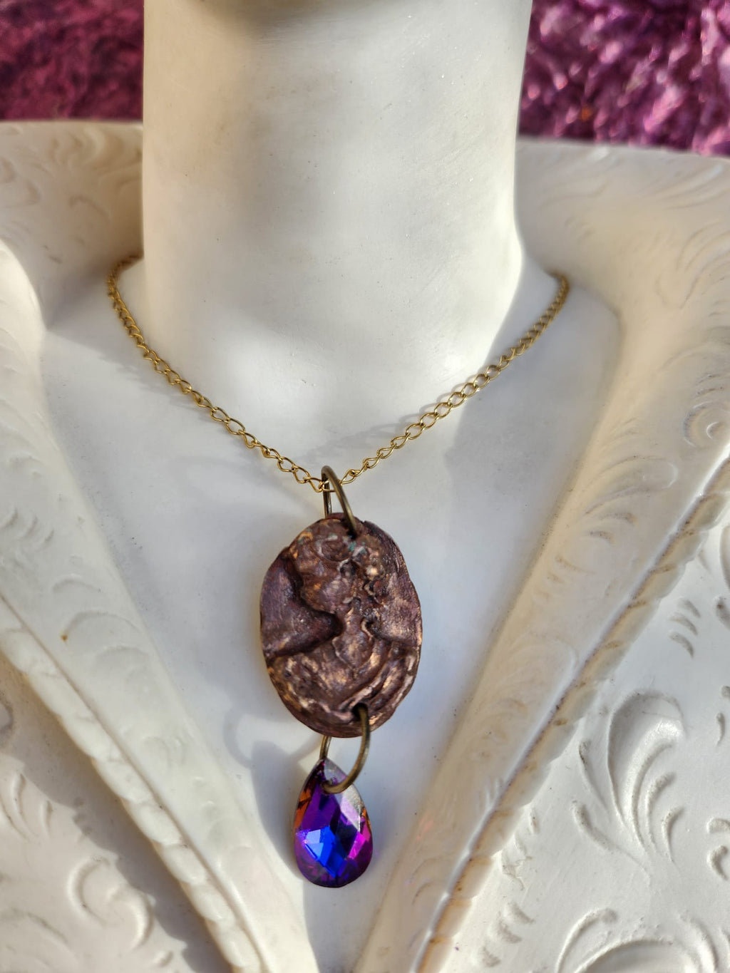 Medallón romano de bronce hecho a mano con cristal fucsia.