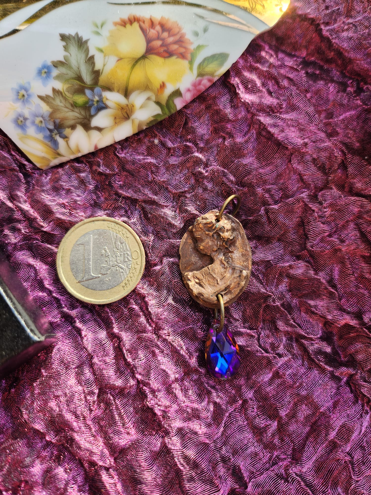 Medallón romano de bronce hecho a mano con cristal fucsia.